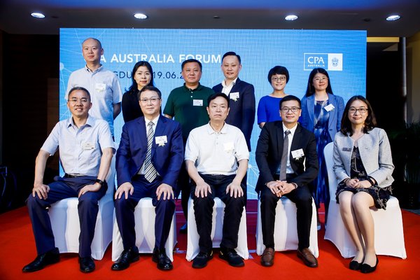 双方协会代表共同出席本次论坛并鉴证签字仪式 前排从左至右： 阮响华先生、宋朝学先生、易德鹤先生、张书先生和龚浩莹女士 后排从左至右：杜船先生、唐琳女士、郭正苏先生、张镭先生、王娟女士和刘楠楠女士