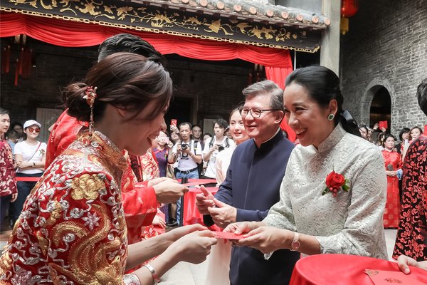 瑞安集团主席罗康瑞先生及罗朱玲玲女士向新人送祝福