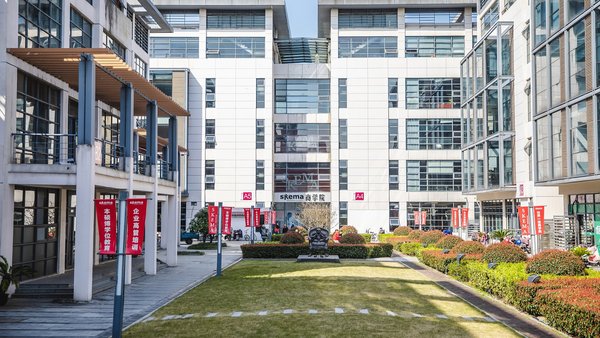 SKEMA商学院在全球开设七大校区，其中国校区位于苏州独墅湖科教创新区