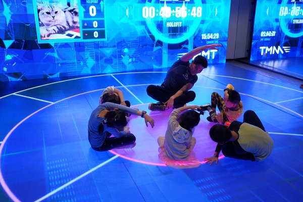 ATLAS Sports 寰图体育带领儿童学员使用全息运动系统 Holofit 进行体适能锻炼