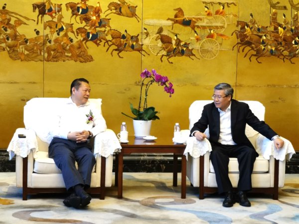 省委常委、兰州市委书记李荣灿（右）与月星集团董事局主席丁佐宏（左）就推进兰州环球港建设进行深入交流