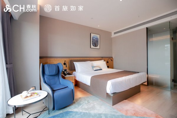 配备按摩椅、智能音箱及管家服务的头等舱房型