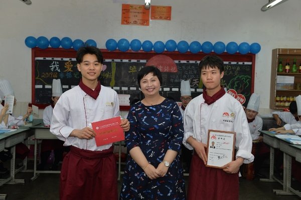 赖洁珊女士与毕业生们合影，并送上祝福