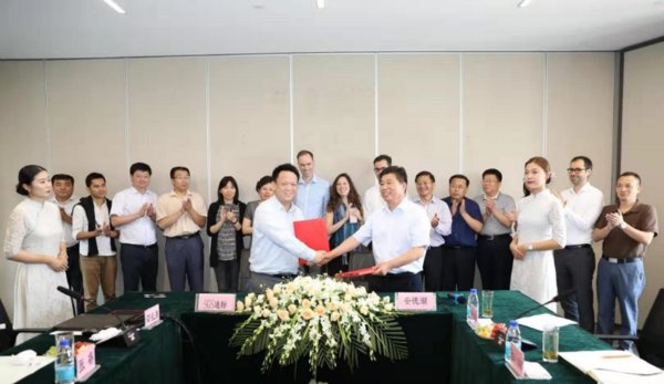 SGS认证及企业优化部中国区总监辛斌与安德湖有限公司法人代表刘传红先生共同签署全球首个可持续和韧性基础设施认证SuRe&reg;认证项目合同