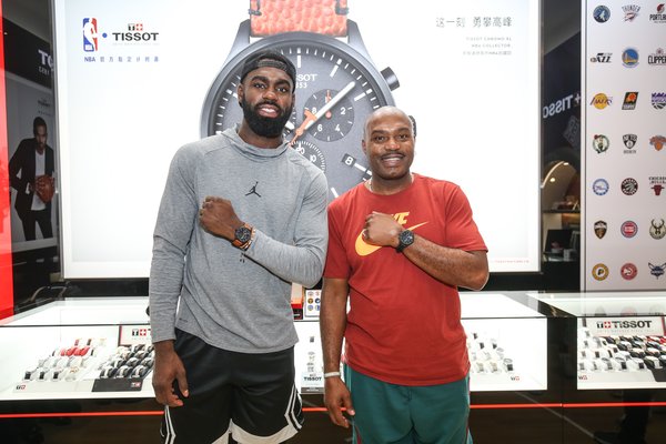 哈达威父子助力天梭表成都大悦城NBA主题特装店揭幕（左：小蒂姆-哈达威 天梭速驰系列NBA收藏家款腕表；右：蒂姆-哈达威 天梭速驰系列NBA勇士队特别款）