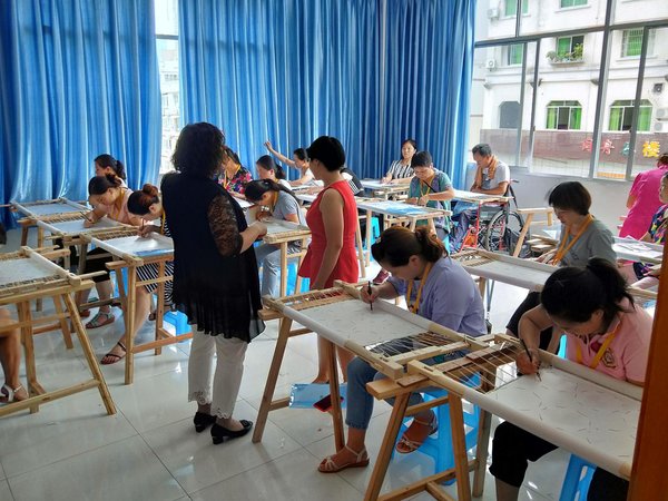 “最美传承-最美蜀绣”残疾人非遗就业项目培训现场