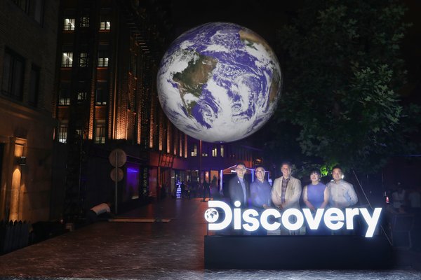 Discovery太空周暨GAIA发光体艺术展启动仪式，从左至右分别：Discovery集团大中华区及韩国总经理邱煌先生，爱奇艺副总裁陈潇先生，Discovery全球首席财务官兼亚太区总裁Simon Robinson，策展人冯芝倩，上海外滩投资开发集团董事长周旭民