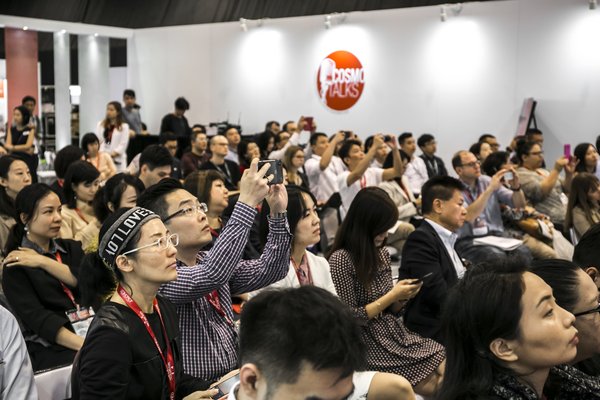 亚太区美容展是展示化妆品行业最新潮流趋势的中心舞台，更是美容从业员与同行交流切磋，获取市场信息的重要渠道