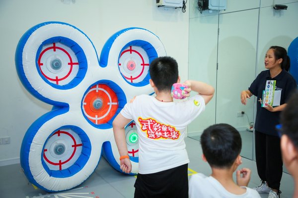参营儿童积极参与趣味闯关运动会