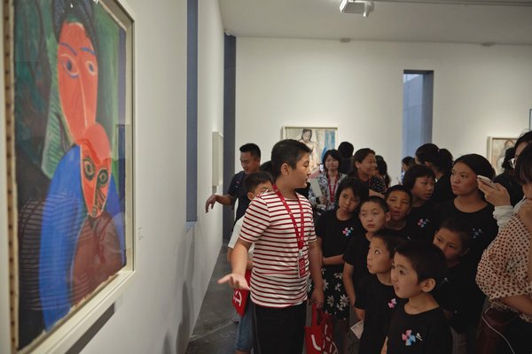 希望之家孩子们在UCCA小小导览员带领下观展