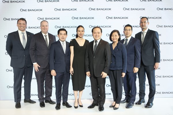 From left to right; Mr. David Tibbott, Senior Vice President, Asset Development - Retail Mr. Anthony Arundell, Director, Sustainability, Smart City and Estate Management Mr. Urasate Navanugraha, Asset Development Director, One Bangkok M.L. Trinuch Sirivadhanabhakdi Mr. Panote Sirivadhanabhakdi, Group CEO, Frasers Property Limited Ms. Su Lin Soon, CEO - Development, One Bangkok Mr. Russell Kim, Project Director - Design Mr. Dan Tantisunthorn, Senior Vice President, Asset Development - Commercial