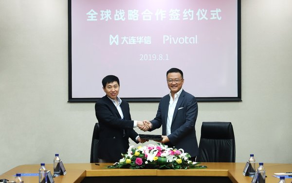 大连华信总裁王悦 (左) Pivotal全球副总裁兼大中华区总裁于志伟（右）