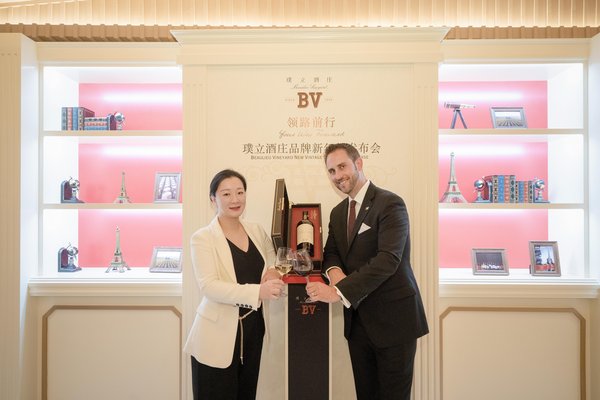 璞立酒庄2019新年份葡萄酒系列发布晚宴 - 从左至右 - 富邑葡萄酒集团北亚地区市场总监姚圆佳女士, 璞立酒庄总经理兼首席酿酒师特雷弗-德林Trevor Durling先生
