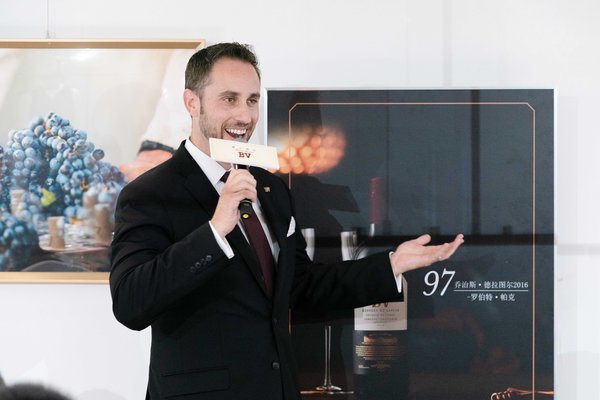璞立酒庄总经理兼首席酿酒师特雷弗-德林 Trevor Durling 先生讲话