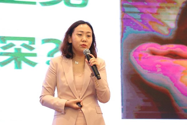 国际婴幼儿睡眠专家、运动专家、早期教育专家王荣辉老师进行讲课