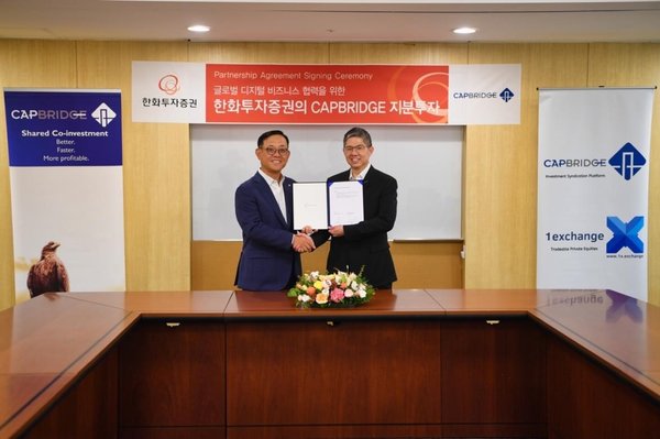 韩华投资证券首席执行官Kwon Hee-baek（左）和CapBridge创始人兼首席执行官Johnson Chen（右）在韩国首尔的合作协议签署仪式上