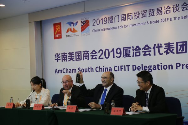 华南美国商会会长哈利&middot;塞亚丁博士（右二）、财务副会长温天伦（右一）及理事田星华（左二）