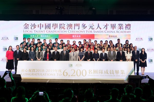 一众主礼嘉宾及合作机构代表于“金沙中国学院澳门多元人才”毕业礼上一同祝贺2018-2019年度共6,200位毕业学员。