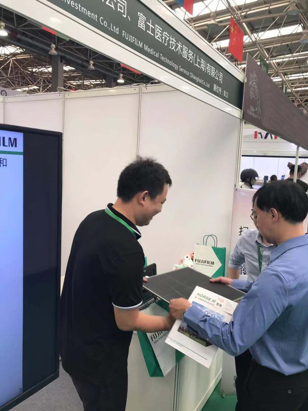 CHF 2019观众现场咨询了解富士胶片凌巧7500平板探测器