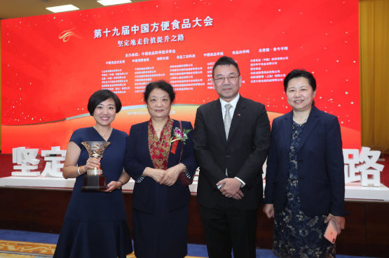 从左至右：李锦记中国企业事务总监陈姝、中国食品科学技术学会理事长孟素荷、李锦记酱料集团企业事务执行副总裁孔君道、中国食品科学技术学会副理事长兼秘书长邵薇，合影庆祝李锦记鸡鲜调味料获最佳创新产品