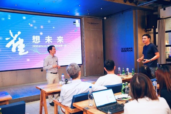 雀巢大中华区副总裁兼策略与业务发展部负责人林上明和来自新石器的创业团队交流中
