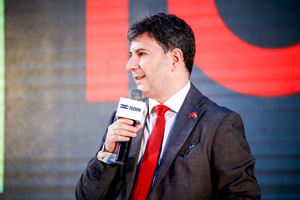 图2：西班牙驻广州首席经济商务领事Aitor Mate马艾涛先生期待怡思丁ISDIN在中国的发展