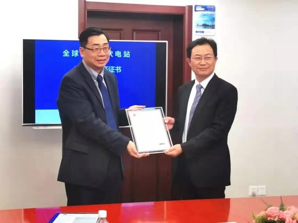 图左为TUV北德亚太区总裁兼大中华区董事长任骏，图右为振华重工集团副总裁周崎
