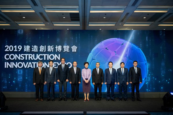 香港特别行政区行政长官林郑月娥女士（中）、中国住房和城乡建设部副部长易军先生（左四）、发展局局长黄伟纶先生（左三）、建造业议会主席陈家驹先生（右四）、建造业议会生产力专责委员会主席余锡万工程师（左一）和建造业议会执行总监郑定寕工程师（右一）共同主持开幕礼式和见证了建造业议会与中国住房和城乡建设部科技与产业化发展中心签订合作谅解备忘录