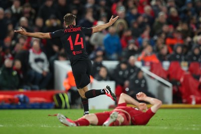 The football player, Marcos Llorente, sleeps in a HOGO rest system, which increases recovery times between one sports session and the next.