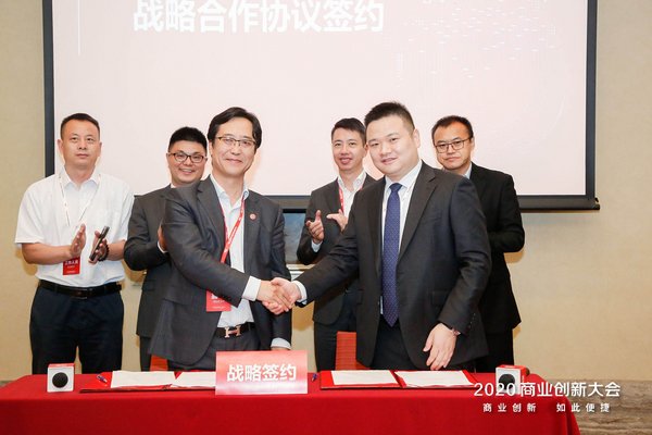 邓白氏中国区总裁、华夏邓白氏副董事长吴广宇先生(前排右)和用友网络高级副总裁王健先生(前排左)代表双方公司签订战略合作协议 邓白氏中国区总裁、华夏邓白氏副董事长吴广宇先生(前排右)和用友网络高级副总裁王健先生(前排左)代表双方公司签订战略合作协议