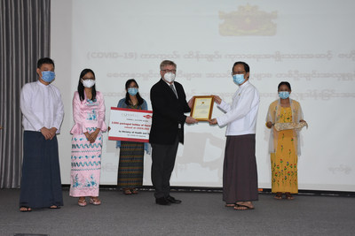 Connell代表与缅甸政府出席捐赠交接仪式。从左至右：陶氏公司的Khine Zaw Htoo；Connell市场部经理May Yamone；缅甸卫生与体育部的工作人员；Connell区域经理拉尔斯-拉森；缅甸卫生与体育部的Thet Khaing Win博士兼教授；后排：缅甸卫生与体育部的工作人员