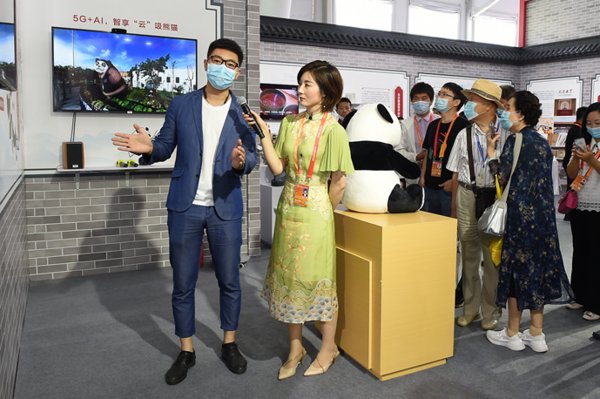 2020年服贸会中国搜索“5G熊猫慢直播”项目展位前观众络绎不绝 摄影:宋家儒 2020年服贸会中国搜索“5G熊猫慢直播”项目展位前观众络绎不绝 摄影:宋家儒