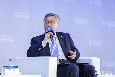 北京外企服务集团党委书记、董事长王一谔参与圆桌对话环节，就疫情下全球人才交流合作面临的挑战、机遇和建议发表看法