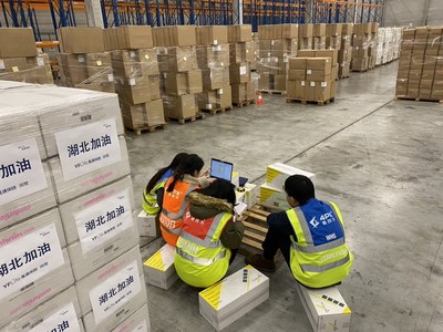 递四方海外仓工作人员正在核对防疫物资