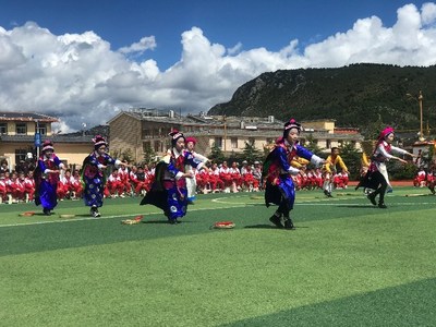 同学们在操场表演节目