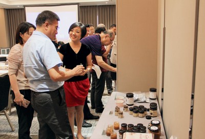 李锦记酱料集团企业事务总监陈姝（中）与专家讨论品评