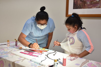 用史努比抚慰幸福：在墨西哥城的Shriners Para Ninos医院，Guadalupe Lino和年轻的患者Silvia绘制出由Peanuts Worldwide和非盈利医院艺术基金会捐赠给医院的《史努比和糊涂塌克》壁画。该壁画是全球“关爱&middot;花生漫画”计划的一部分，是捐赠给全球医院的70幅壁画之一，该计划于10月2日与《花生》70周年纪念日一起启动。