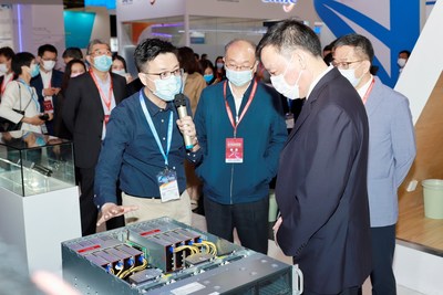燧原科技创始人兼首席运营官张亚林向参观领导介绍搭载“云燧T10”的人工智能服务器