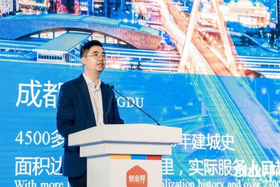 成都市科学技术局（市外专局）局长丁小斌介绍成都
