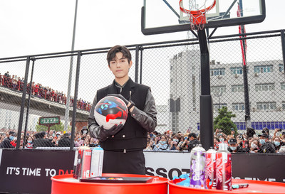 TISSOT天梭全球形象代言人陈飞宇在现场亲手制作涂鸦篮球