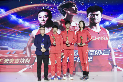 苏炳添、王宇、李玲分享真牛精神 天丝集团代表向三位真牛人赠送礼物