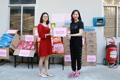 ATLAS 寰图媒介公关部总监赖韵韵女士与冼村环卫站工作人员王小姐进行物资交接