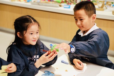 孩子们在主题艺术课上积极展示自己的创意
