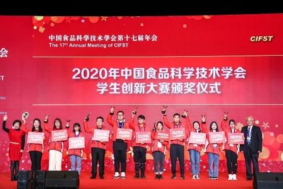 上海海洋大学原校长潘迎捷（右一）与李锦记中国企业事务总监陈姝（左一）为2020李锦记杯学生创新大赛获奖团队颁奖