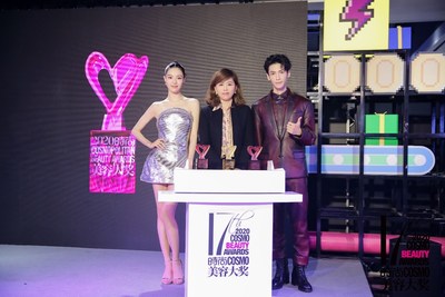 时尚COSMO出版人兼总经理李晓娟、罗云熙、钟楚曦共同揭幕奖杯