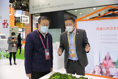 SGS华中区总监牟奇志（右）在SGS展位现场讲解SGS中国市场全渠道解决方案