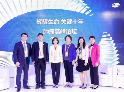 肿瘤高峰论坛合影（左起：辉瑞生物制药集团中国区副总裁、首席医学官曹峻洋博士；浙江省肿瘤医院乳腺内科主任王晓稼教授；江苏省人民医院妇幼分院副院长殷咏梅教授；上海交通大学附属胸科医院呼吸内科主任医师姜丽岩教授；辉瑞生物制药集团中国区市场营销副总裁王怡亲女士、辉瑞生物制药集团中国区肿瘤及罕见病业务总经理李进晖女士）