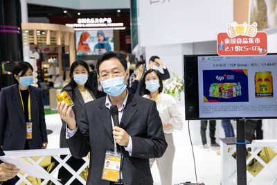 天丝集团驻中国特别代表在2020进博会泰国食品集市上向中方企业代表介绍产品