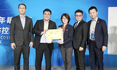 依视路呼吁共建近视防控生态圈 全国首部3D爱眼科普读物亮相进博会