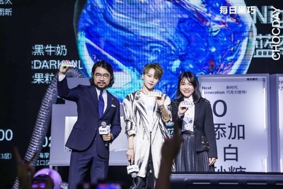 左起：每日黑巧创始人Ethan、THE9-刘雨昕、每日黑巧创始人Lincy